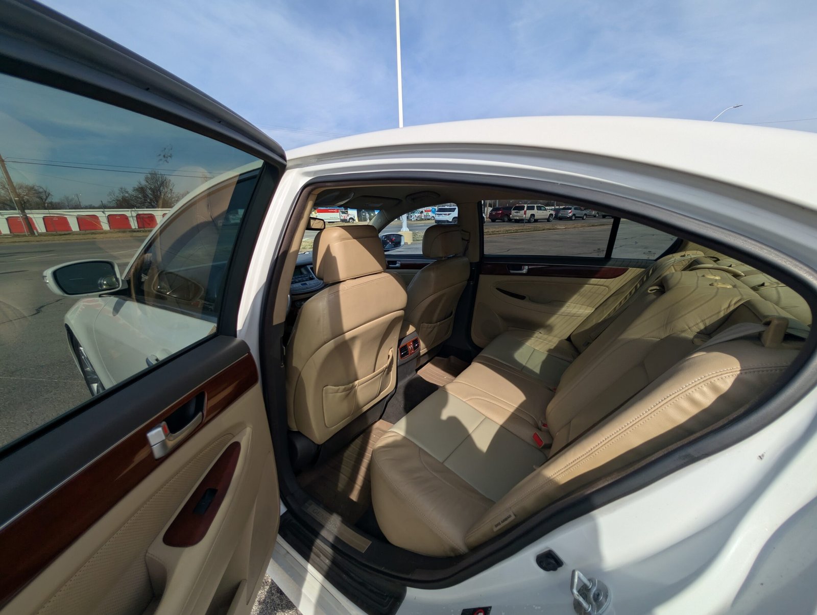 
								Hyundai Genesis 2012 full									