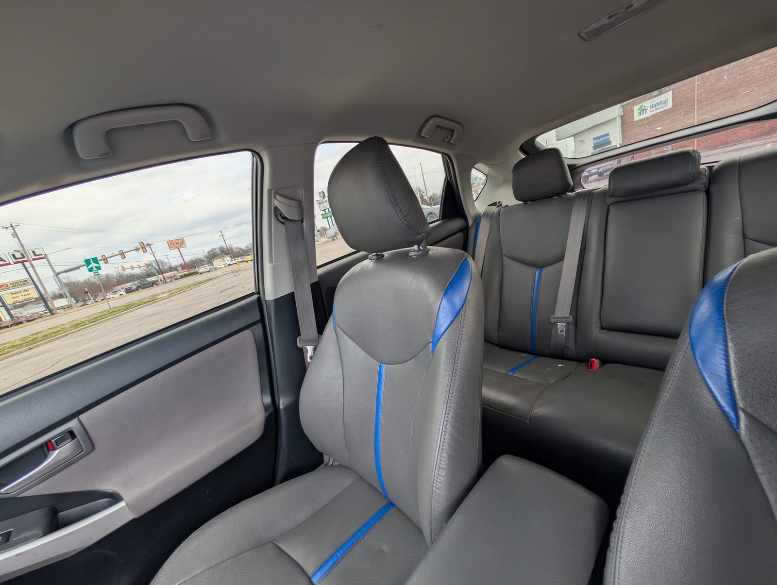 
								Toyota Prius 2012 full									