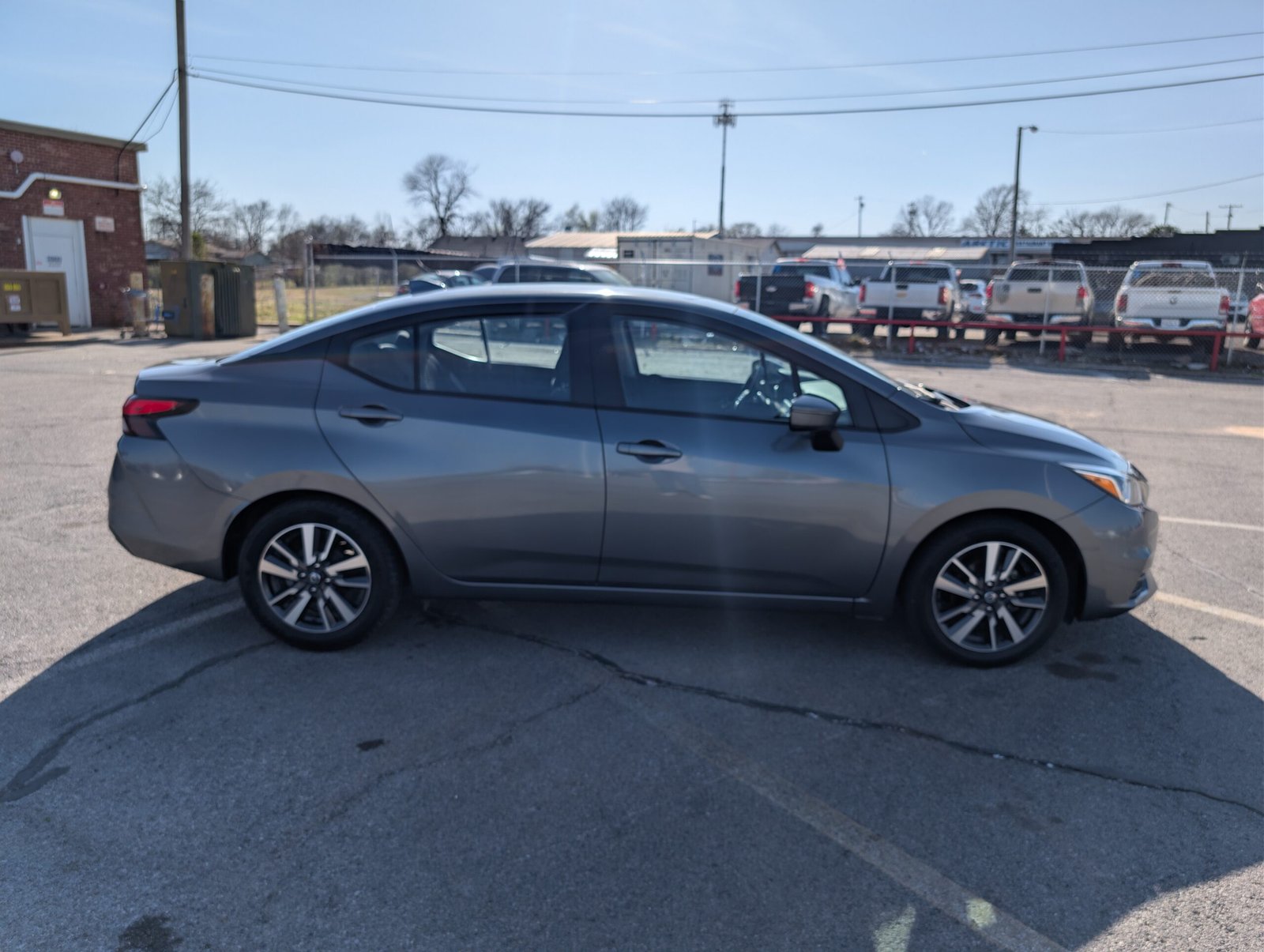 
								Nissan Versa 2021 full									