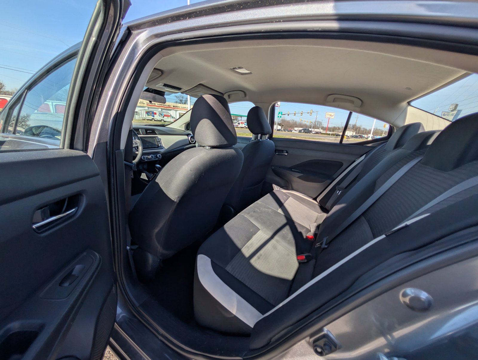 
								Nissan Versa 2021 full									