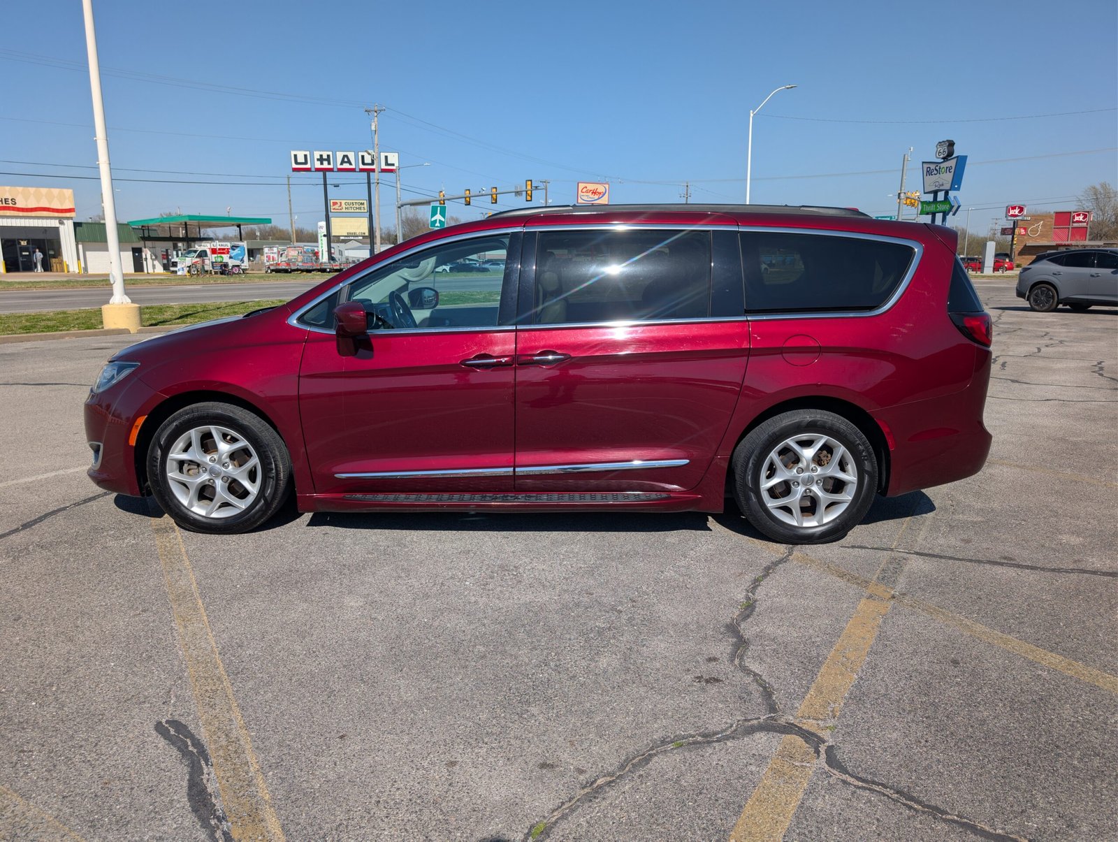 
								Chrysler Pacifica 2017 full									