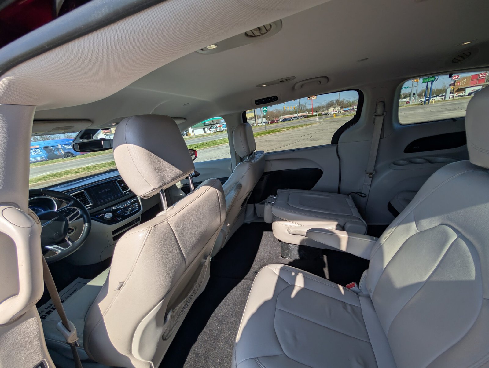 
								Chrysler Pacifica 2017 full									