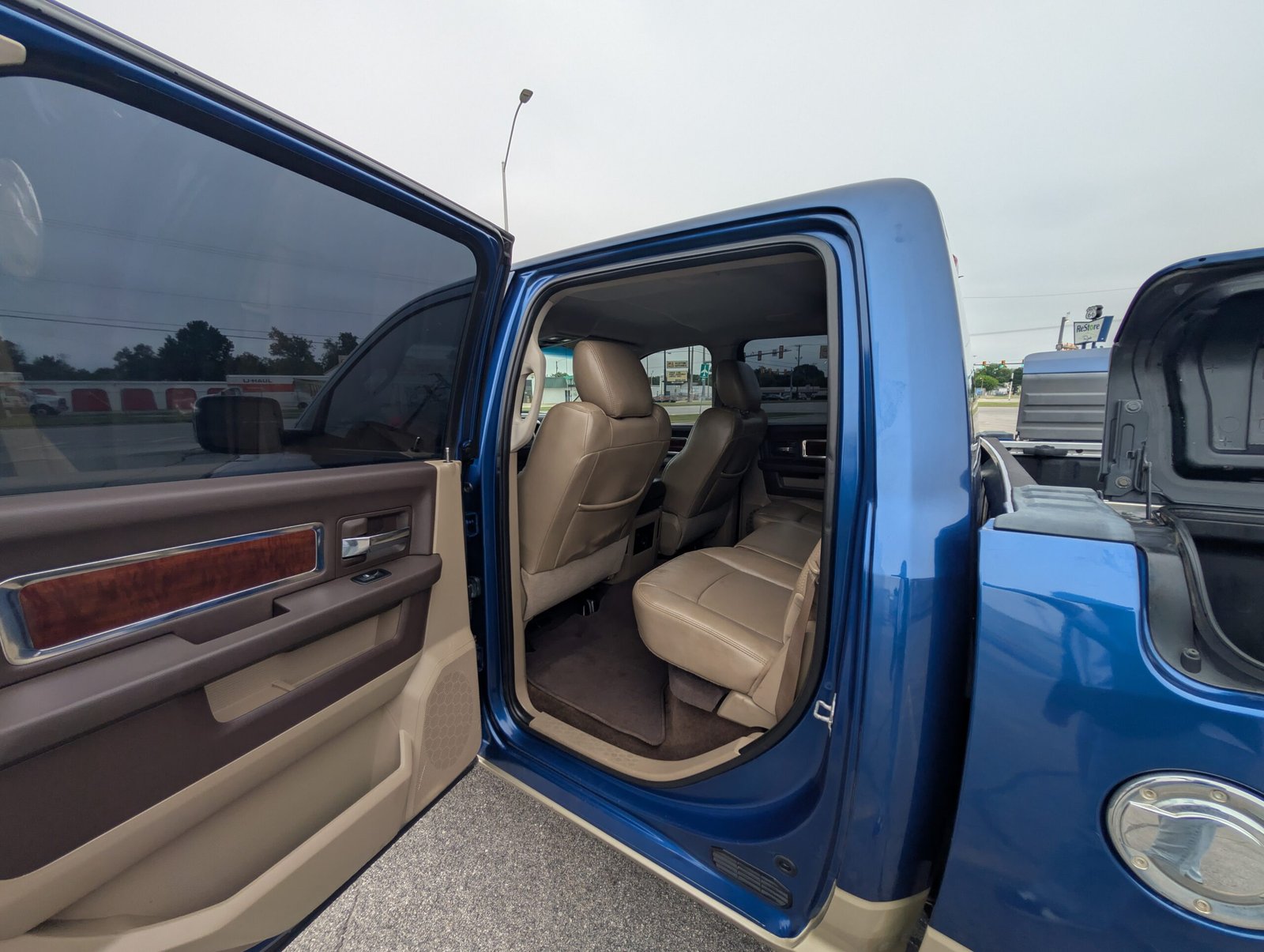 
								Ram 1500 V8 Hemi 2011 full									