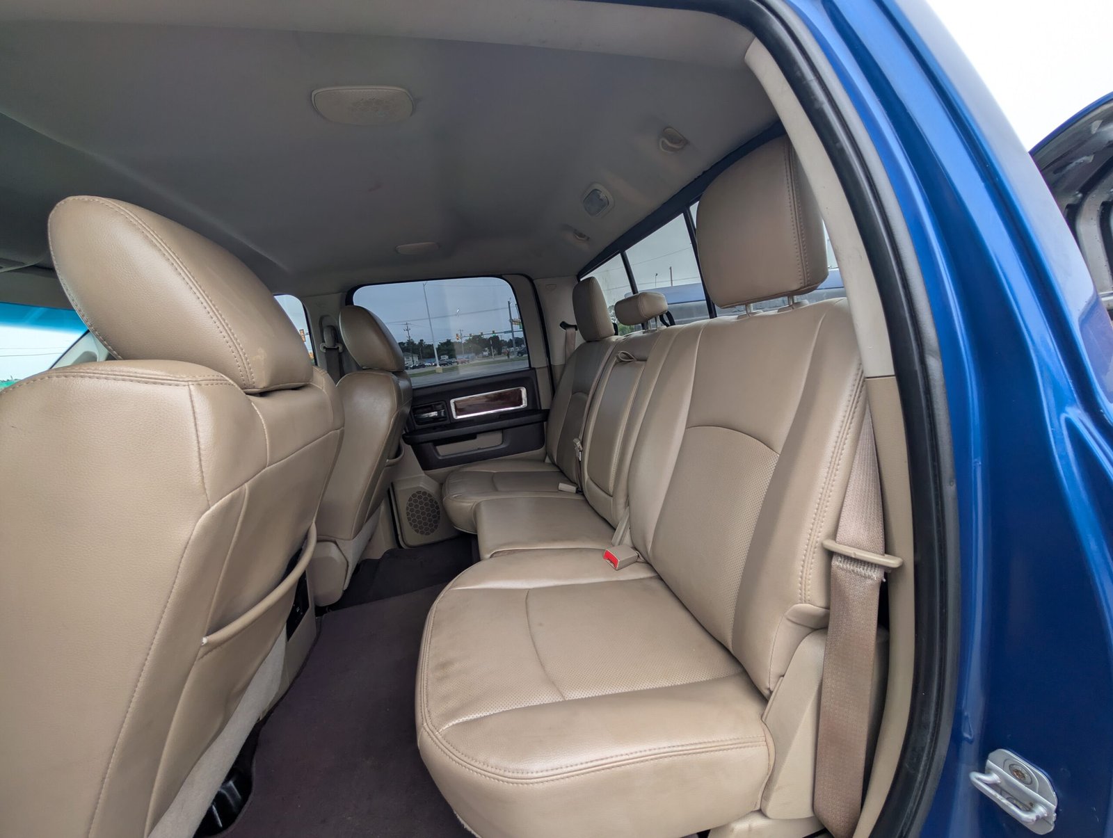 
								Ram 1500 V8 Hemi 2011 full									