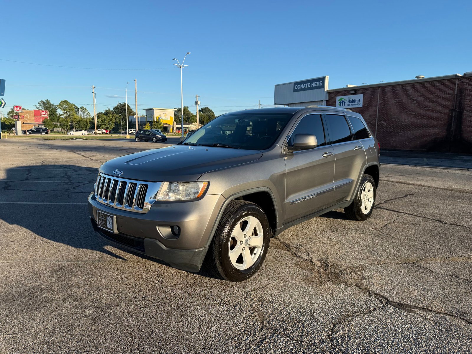 
								2012 Jeep Grand Cherokee  LAREDO full									