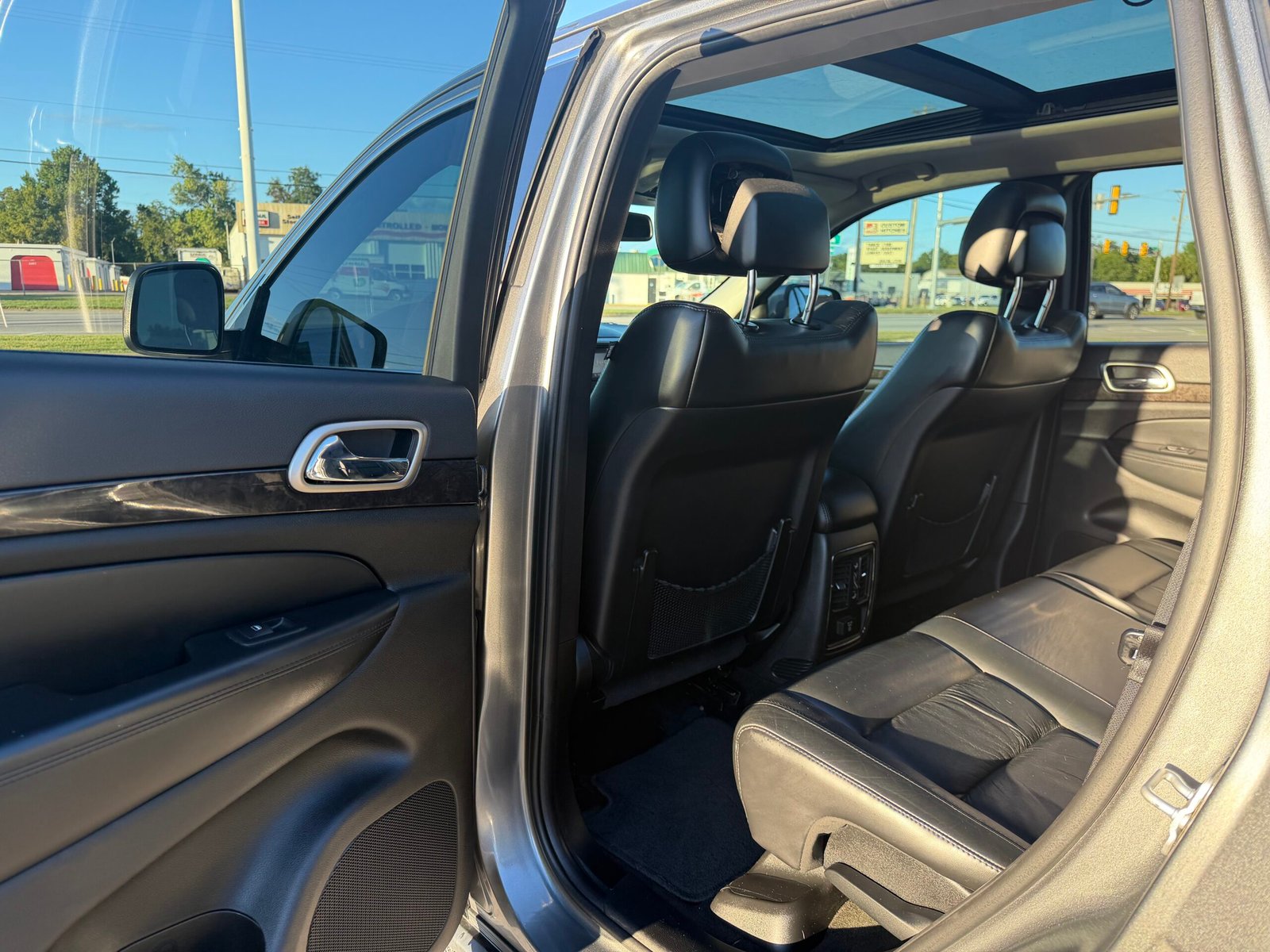 
								2012 Jeep Grand Cherokee  LAREDO full									