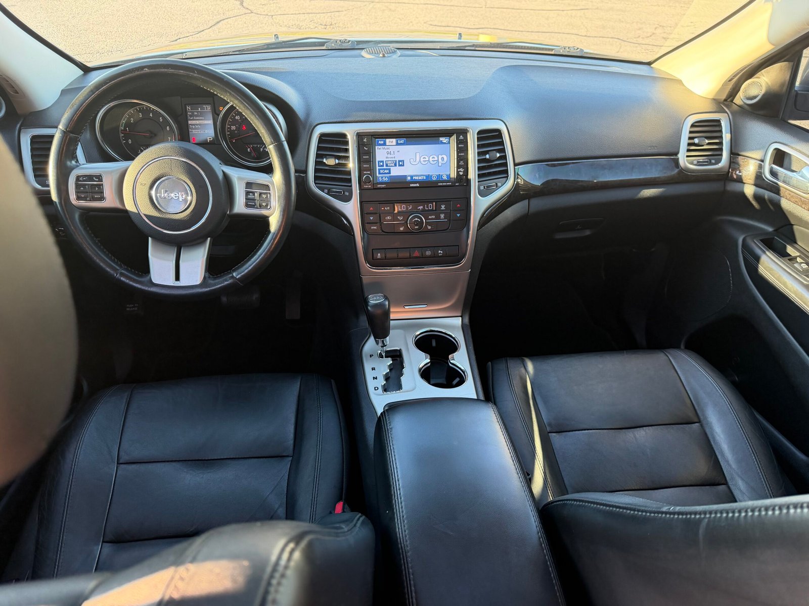 
								2012 Jeep Grand Cherokee  LAREDO full									