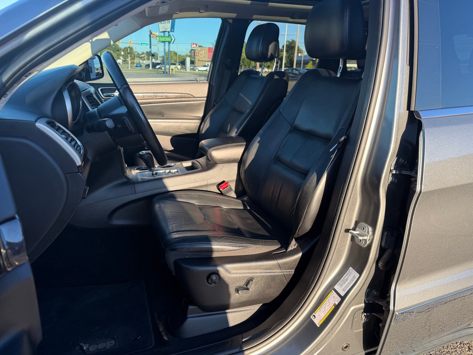 
								2012 Jeep Grand Cherokee  LAREDO full									